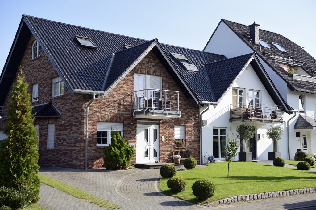 Zwei moderne EInfamilienhaeuser
